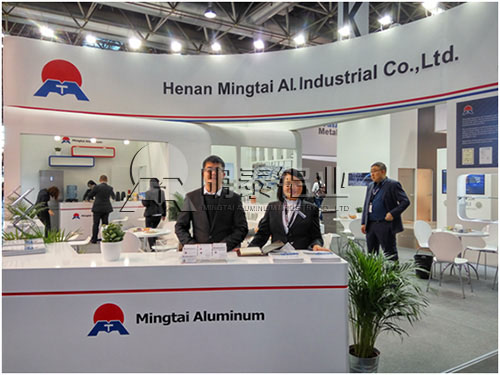 明泰員工與客戶合影